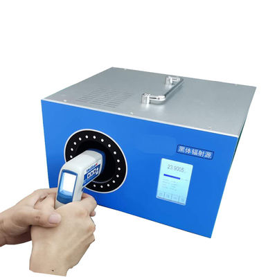 Fuente de calibración de cuerpo negro isotérmica de fabricación con un peso neto de aproximadamente 9 kg.
